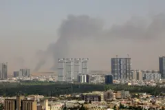 سُمعت عدة انفجارات قرب مطار أربيل، الذي يستضيف قوات من التحالف الدولي بقيادة الولايات المتحدة، فيما شوهد دخان يتصاعد من المنطقة.