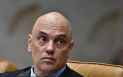 O ministro do STF Alexandre de Moraes em sessão na corte, olhando para o lado