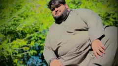 Qudraatullaan kaameraa ilaalaa jira