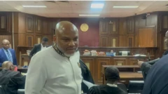 Nnamdi Kanu wọ aṣọ funfun tó sì dúró ní ilé ẹjọ́