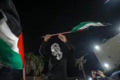 Homem balança bandeira palestinacassino ao vivo como jogarreação às notíciascassino ao vivo como jogarum acordocassino ao vivo como jogarcessar-fogo com Israel,cassino ao vivo como jogarDeir al Balah, no centro da Faixacassino ao vivo como jogarGaza