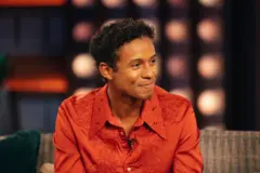 Jaafar sentado en un sofá en un estudio de televisión mirando hacia un costado.