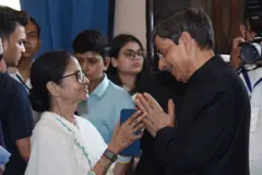 पश्चिम बंगाल के राज्यपाल आरएन रवि ने 12 मार्च, 2026 को कोलकाता स्थित लोक भवन में 22वें राज्यपाल के रूप में शपथ लेने के बाद ममता बनर्जी से मुलाकात की.