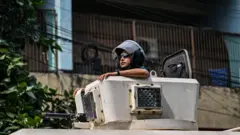 আইন শৃঙ্খলা রক্ষাকারী বাহিনীর সাথে সংঘর্ষ হয়েছে নানা জায়গায়