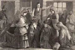 Ilustración de un grupo de mujeres, postradas en la entrada de una taberna, mientras la gente las mira y el cantinero les pide que se vayan.