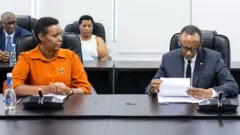 Ibumoso ni Oda Gasinzigwa ukuriye komisiyo y'amatora mu Rwanda na Paul Kagame iburyo, mu muhango wo kumugezaho kandidatire ye nk'umukandida wa FPR-Inkotanyi