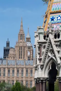 Vista do Parlamento Britânico e da fonte que celebra o fim da escravidão