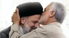 سلیمانی پیشانی رئیسی را می‌بوسد