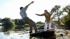 Homem prestes a cair de barco