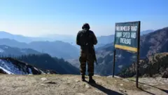 પીરપંજાલ પાસે ઊભેલા સુરક્ષાદળ 