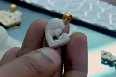 தாய்ப்பாலில் செய்யப்படும் நகைகள் 