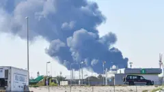 İran’a ait bir insansız hava aracı saldırısının Kuveyt Uluslararası Havalimanı’ndaki yakıt tanklarını vurmasının ardından duman yükseliyor. Kuveyt’in devlet haber ajansı KUNA’ya göre, İran’ın düzenlediği insansız hava aracı saldırısı havalimanındaki yakıt tanklarını vurdu, büyük bir yangına yol açtı ancak can kaybına neden olmadı.