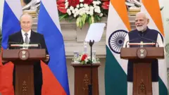 দ্বিপাক্ষিক শীর্ষ সম্মেলনের পরে সংবাদ সম্মেলনে ভ্লাদিমির পুতিন ও নরেন্দ্র মোদী
