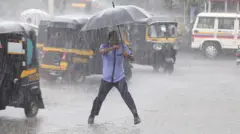 पुढच्या चोवीस तासांत हवामान कसं असेल? कुठल्या जिल्ह्यांत रेड अलर्ट दिला आहे?