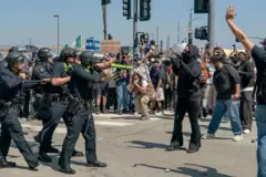 Manifestantes em confronto com agentes