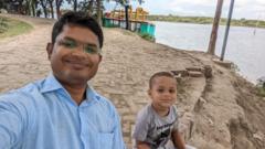 বাবার সাথে সেলফিতে শিশু আয়ান আহমেদ। খতনা করাতে গিয়ে গত জানুয়ারি মাসে তার মৃত্যু হয়।