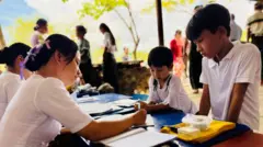 စစ်ကိုင်းမြို့က IBEC ကျောင်းမှာ ကျောင်းအပ်နှံတဲ့မြင်ကွင်း 