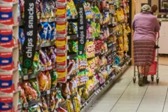 Un rayon de sucreries dans un supermarché