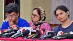 'என் தந்தையைச் சுடும்போது அவர் தலையில் என் கை இருந்தது' - பஹல்காம் தாக்குதலில் இறந்தவரின் மகன் கூறுவது என்ன?