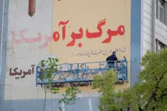 دیوارنگاره‌ای با شعار مرگ بر آمریکا در تهران