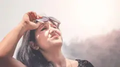 প্রখর রোদে অতিষ্ঠ মানুষ