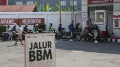 Pengendara motor antre untuk mengisi bahan bakar minyak (BBM) subsidi jenis Pertalite di SPBU Majapahit, Semarang, Jawa Tengah, Senin (3/8/2026).