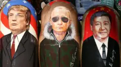 Matriosca russa com rostos de Trump, Putin e Xi