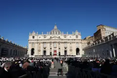 ကမ္ဘာ့ဩဇာအကြီးဆုံးလူတွေနဲ့ လူ့အဖွဲ့အစည်းရဲ့ နင်းပြားတွေကို အတူစုစည်းပေးလိုက်တဲ့ ပုပ်ရဟန်းမင်းကြီး ဈာပန