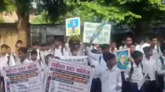 காணொளி: உத்தர பிரதேசத்தில் அடிப்படை வசதிகள் கேட்டு போராட்டத்தில் ஈடுபட்ட பள்ளி மாணவர்கள்