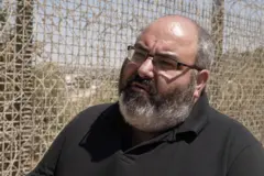 Yehuda Shaul em frente a uma cerca alta