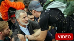 ஸ்பெயின்: வெள்ள பாதிப்பை பார்வையிடச் சென்ற அரசர் மீது சேற்றை வாரி இறைத்த போராட்டக்காரர்கள்