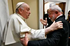 Papa Francisco cumprimenta Lula, ambos sorriem