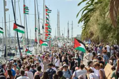 Gazze'ye insani yardım için flotilla Barselona'dan yola çıkarken limanda çok sayıda ufak yelkenli ve Filistin bayraklarıyla göstericiler