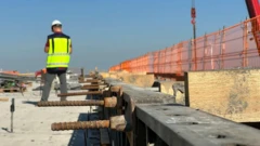 یک کارگر از پشت سر در محل احداث راه‌آهن