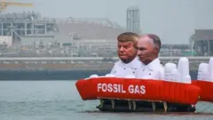 Трамп ва Путин. Россия газини энди Американики эгаллаётганига Белгиядаги намойишчилар мана шу тарзда норозилик билдиришди. 