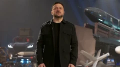 Ukrajinski predsednik Volodimir Zelenski stoji ispred vojnog oružja 