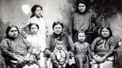 Retrato de mulheres e crianças da nação indígena Osage em foto dos anos 1920