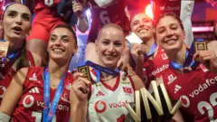 Türkiye A Milli Kadın Voleybol takımı oyuncuları yan yana VNL şampiyonluğunu kutluyor
