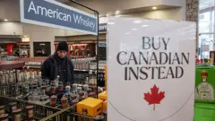 Prateleirapicpay sportingbetuísque americanopicpay sportingbetloja canadense com uma placa com os dizeres "Buy Canadian Instead" ("Em vez disso, compre canadense",picpay sportingbettradução literal)