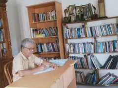 "මම ලියන්න ගත්තම පැය හත අටක් වුණත් එක දිගට ලියන්න පුලුවන් ආහාර ගැනීම පවා ප්‍රමාද කරමින්. එහෙම ලිව්වට පස්සෙ මම දවසක් හමාරක් විවේකයක් ගන්නවා නැවත ලිවීමට පෙලඹවීම එනතුරු. සාමාන්‍යයෙන් නවකතාව ඉදිරියට යන්න යන්න මේ පෙළඹවීම වැඩි වෙන්න ගන්නවා. මං සාමාන්‍යයෙන් ලියන තැන් තුනක් තියනවා. එකක් මගෙ නිදන කාමරයේ තියන මේසය, අනික සාලෙ කෑම මේසය, ඒ වගේම මගෙ පුස්තකාල කාමරයේ මේසය. මේ කොතන ලිව්වත් මට අවශ්‍යම දේ තමයි කොන්ද කෙලින් තියන පුටුවක්."