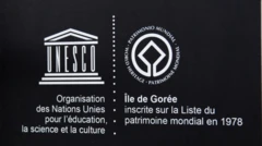 Plaque qui témoigne du statut de l'île de Gorée inscrite au patrimoine mondial de l'UNESCO en 1978.