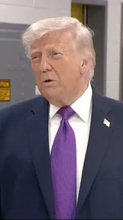 ඇමෙරිකානු ජනාධිපති ඩොනල්ඩ් ට්‍රම්ප් දම් පැහැති ටයි පටියක් සහ කළු කොට එකක් පැළඳ සිටි.