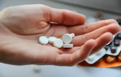 صورة تعبيرية لشخص يحمل حبوب دواء