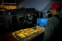Militares venezuelanos vigiam um carregamento de lingotes de ouro a ser transportado para o Banco Central da Venezuela, em 2018