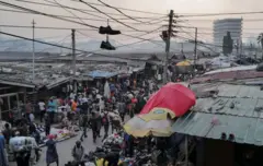 Viatu vilivyoanikwa juu ya nyaya za umeme zilizoko katikati mwa soko