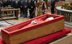 Corpo do papa Francisco em caixão