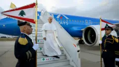 البابا لاون الرابع عشر يصل إلى بيروت بعد تركيا في اولى زياراته الرسمية منذ انتخابه.