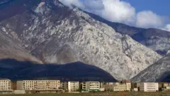 Bangunan di kaki gunung di Kukës, Albania.