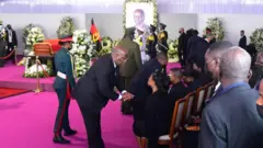 Perezida Tshisekedi ni umwe mu bategetsi bitabiriye iyi mihango i Luanda