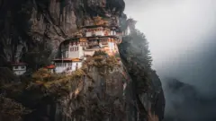 Imagem de casas em cima de pedras e montanhas